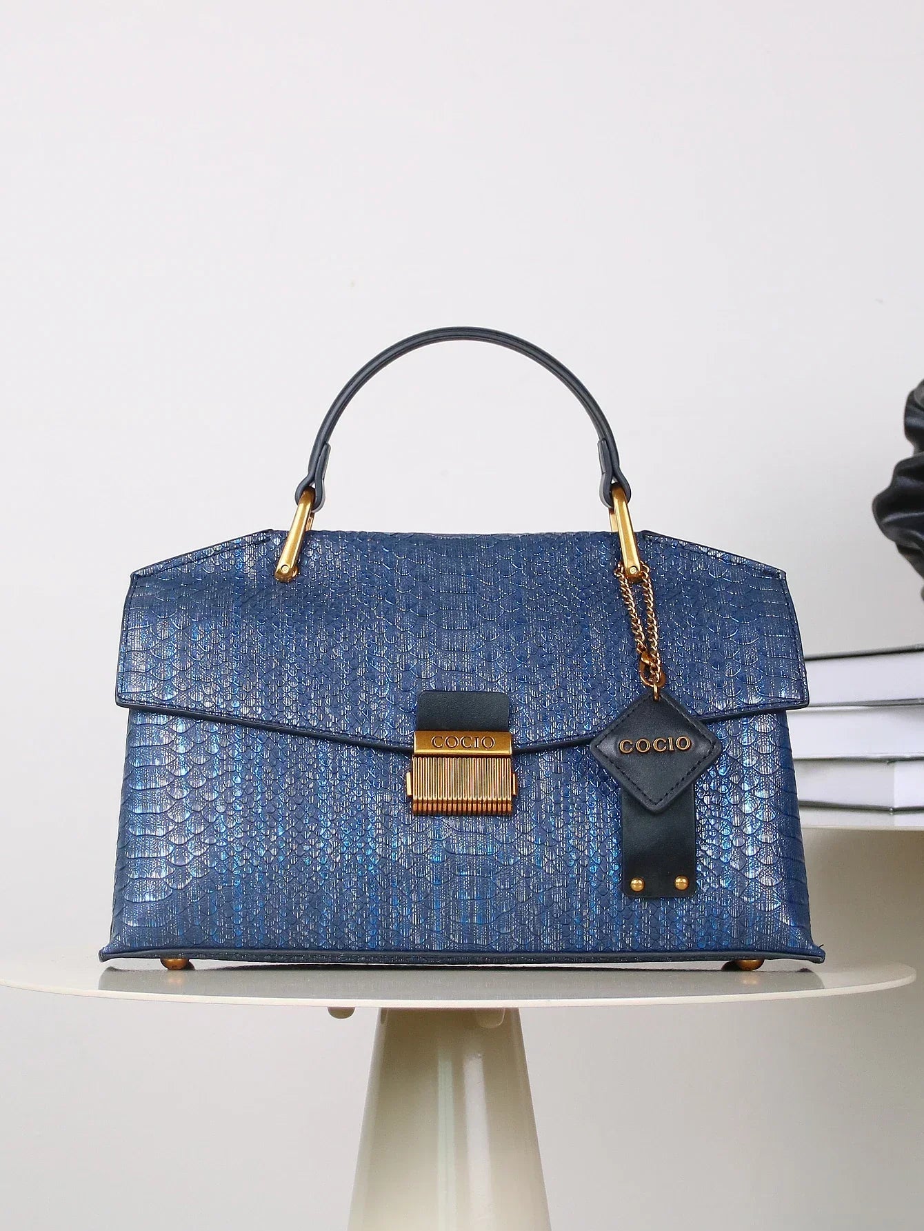 EMBOSSED™ - CHIC TEXTURED HANDBAG